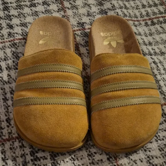 Adidas Tan Slides with Gold Logo - Picture 4 of 8